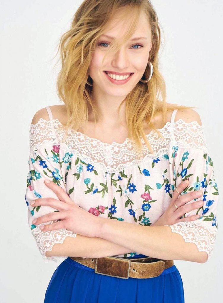 düşük omuz dantelli bluz