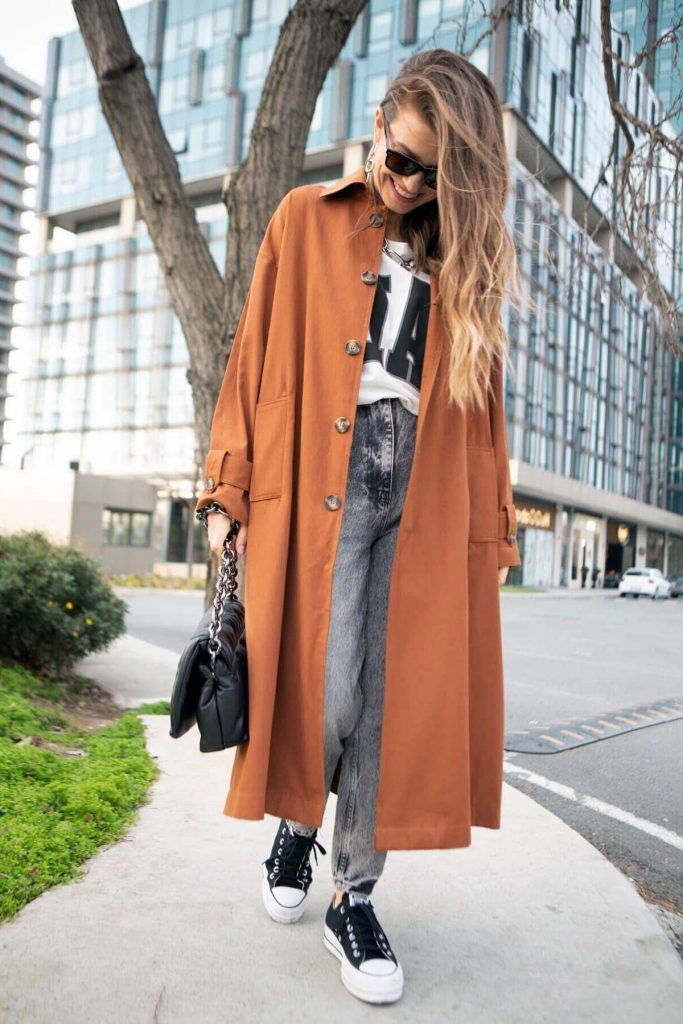 kadın trençkot kombinleri 2021 13 tarcin trenckot kombini