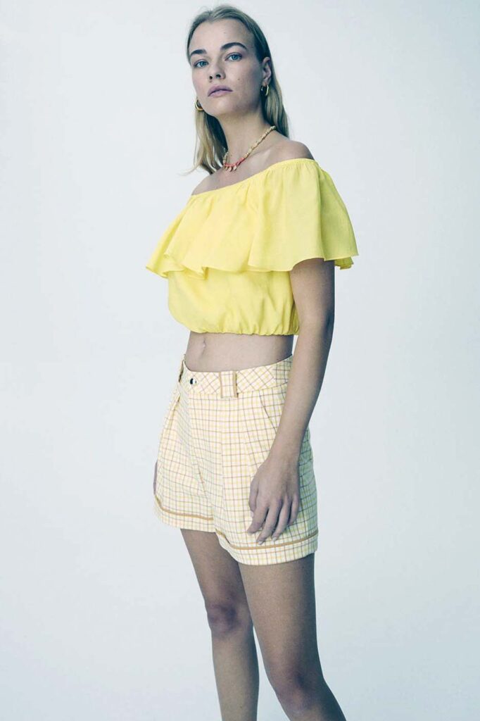 sarı bluz kombinleri 4 sari bluz sort kombini 1