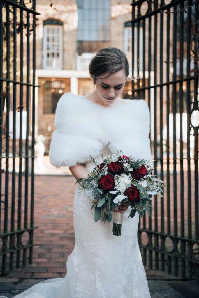 kisin gelinlik uzerine ne giyilir